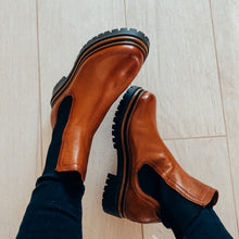 Load image into Gallery viewer, Mjus Women's Chunky Chelsea Boot Tan