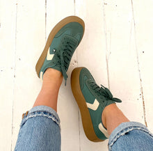 Load image into Gallery viewer, Xti Vegan Women's Retro Trainers Green