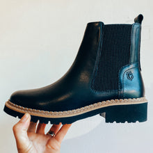 Load image into Gallery viewer, Carmela Women's Leather Chelsea Boot Black