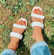 Load image into Gallery viewer, LADIES PILLOW PLAITED SLIDERS WHITE