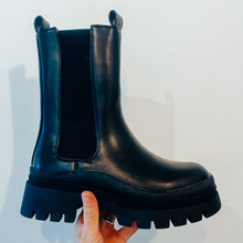 Load image into Gallery viewer, Chunky Womens Chelsea Boot Black