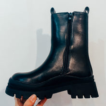 Load image into Gallery viewer, Chunky Womens Chelsea Boot Black