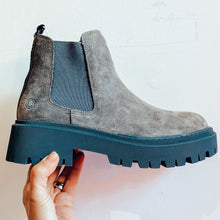 Load image into Gallery viewer, Carmela Women's Leather Chelsea Boot Grey