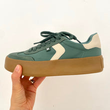 Load image into Gallery viewer, Xti Vegan Women&#39;s Retro Trainers Green