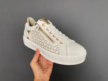 Load image into Gallery viewer, Xti Vegan Zip Women&#39;s Trainers White.