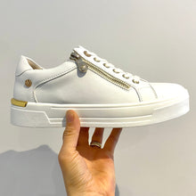 Load image into Gallery viewer, Xti Vegan Zip Women&#39;s Trainers White.