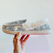 Load image into Gallery viewer, Ladies Faux Sheepskin Full Slippers Animal Print